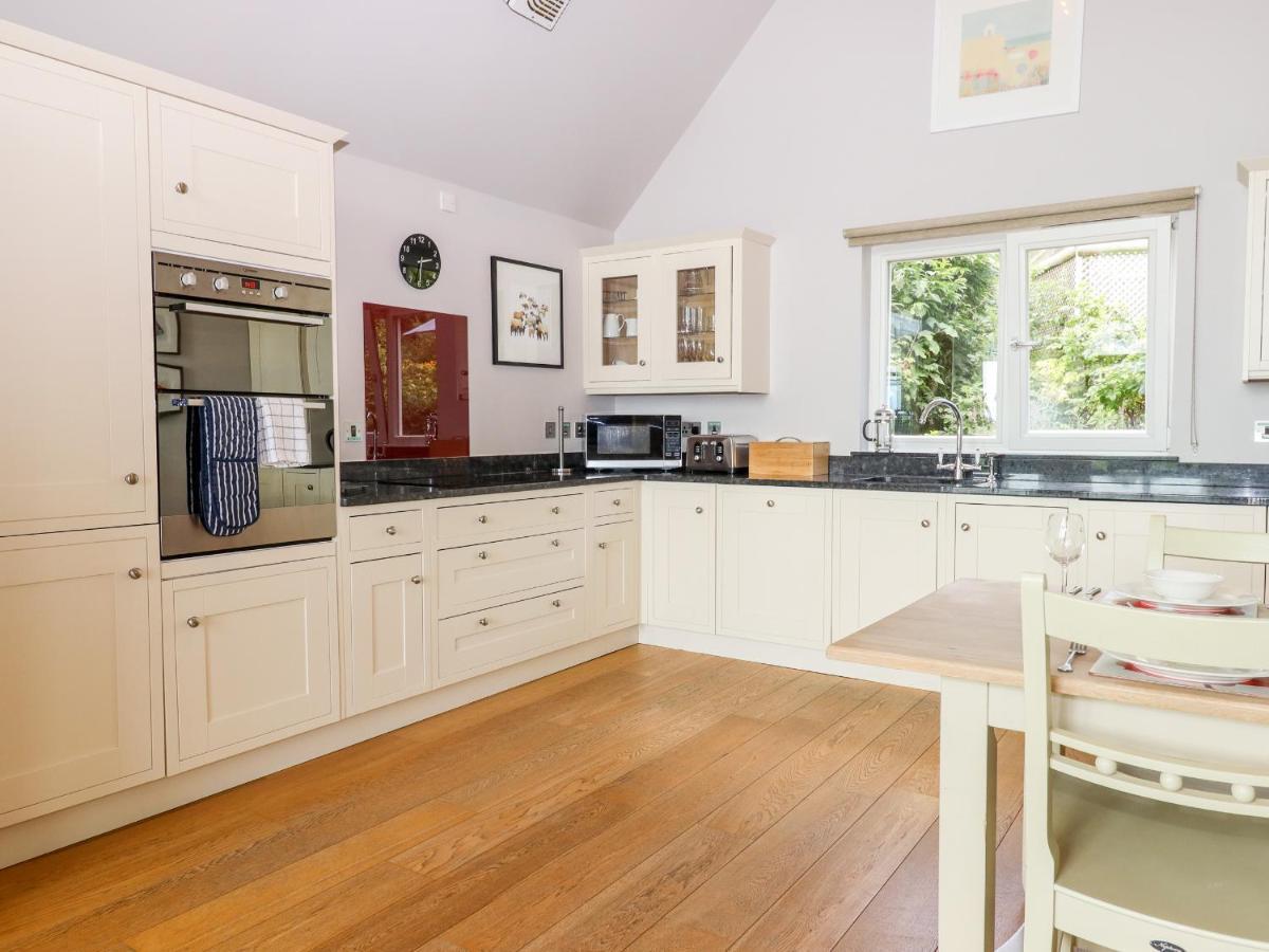 Swandown, 12 Kittwhistle Chard Exterior foto